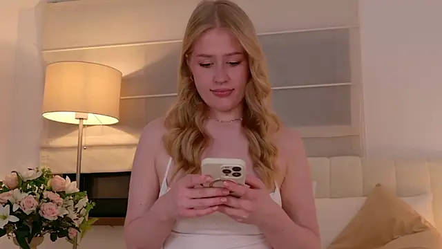 JuliaJaee online show from April 5, 6:14 pm