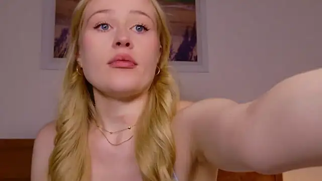 JuliaJaee online show from February 9, 11:30 am