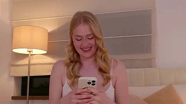 Snapshot of JuliaJaee chatting on May 6, 5:50 pm JuliaJaee online show from May 6, 5:50 pm
