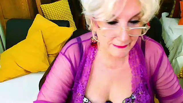 Snapshot of GattonaBiondona chatting on September 12, 8:47 am GattonaBiondona online show from September 12, 8:47 am