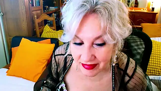 Snapshot of GattonaBiondona chatting on November 5, 5:32 am GattonaBiondona online show from November 5, 5:32 am