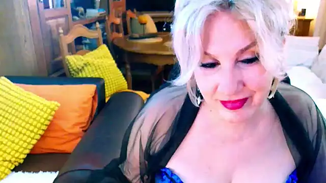 Snapshot of GattonaBiondona chatting on December 14, 9:15 am GattonaBiondona online show from December 14, 9:15 am