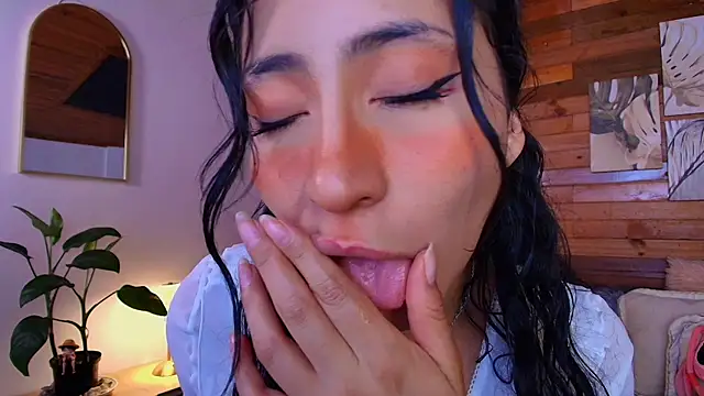 Snapshot of amber_curly chatting on July 17, 9:23 pm amber curly online show from July 17, 9:23 pm