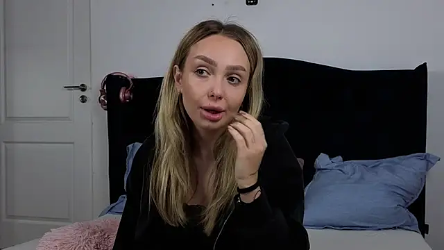 Snapshot of AnnaMaee chatting on November 18, 6:44 pm AnnaMaee online show from November 18, 6:44 pm