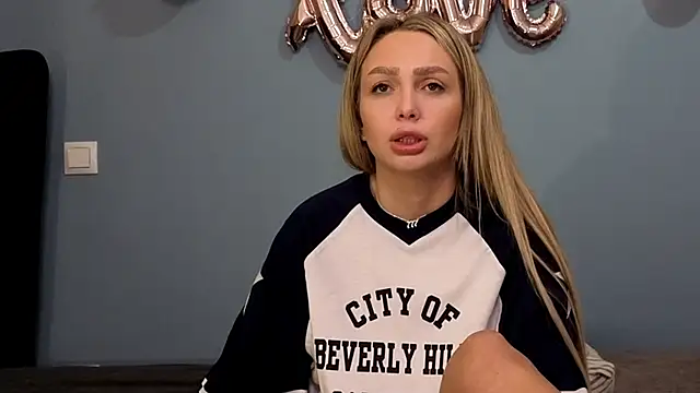 Snapshot of AnnaMaee chatting on March 2, 2:30 am AnnaMaee online show from March 2, 2:30 am