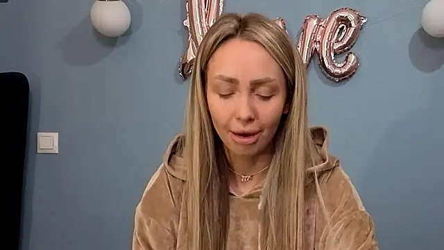 Snapshot of AnnaMaee chatting on February 25, 10:20 pm AnnaMaee online show from February 25, 10:20 pm