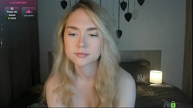 Snapshot of TheVanessaMaes chatting on October 24, 7:24 pm TheVanessaMaes online show from October 24, 7:24 pm