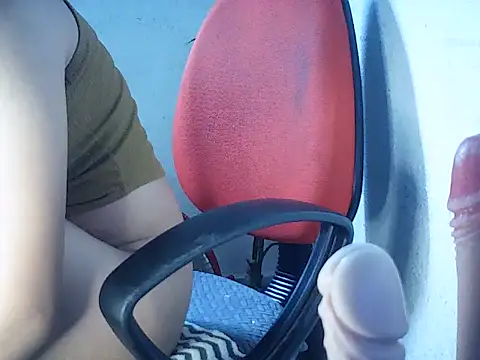 Snapshot of Haralushiaaax chatting on November 6, 2:04 am Haralushiaaax online show from November 6, 2:04 am