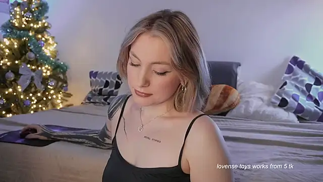 Snapshot of kris69kiss chatting on December 22, 3:12 pm kris69kiss online show from December 22, 3:12 pm