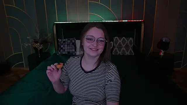 MagicPeachh  online show from November 14, 6:50 am