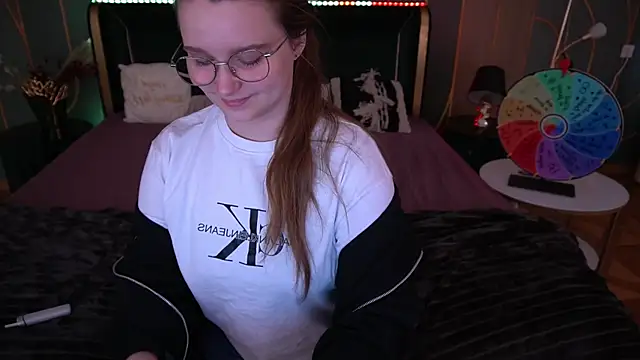 MagicPeachh  online show from October 10, 1:12 pm