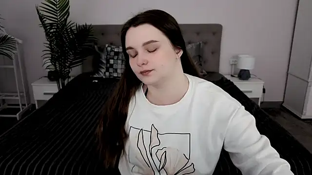 MagicPeachh  online show from March 17, 7:00 am