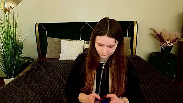 MagicPeachh  online show from March 13, 7:35 am