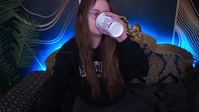 MagicPeachh  online show from November 4, 6:50 am