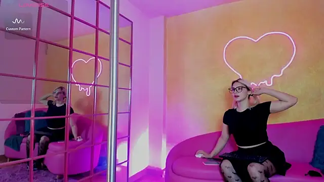 Snapshot of Ramona_Flower chatting on November 15, 2:15 am Ramona Flower online show from November 15, 2:15 am