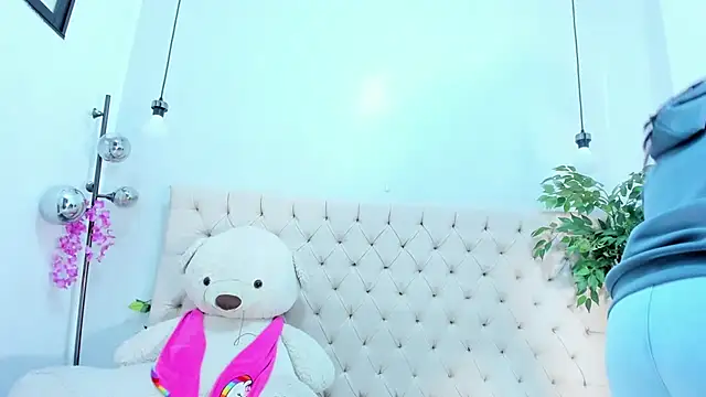 Victoria Coleman online show from December 5, 8:17 pm