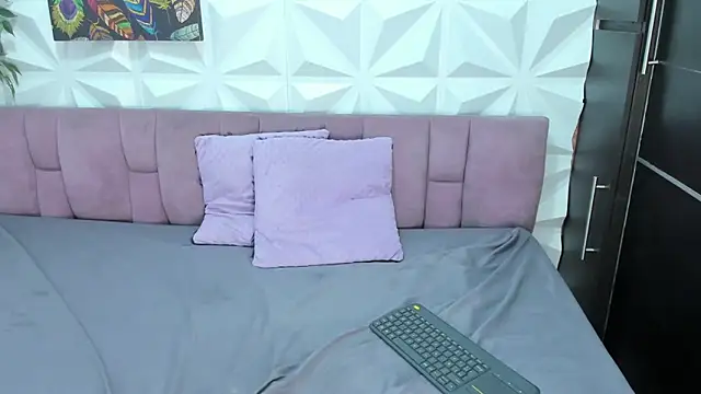 Victoria Coleman online show from February 25, 2:58 pm