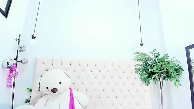 Victoria Coleman online show from November 18, 7:06 pm