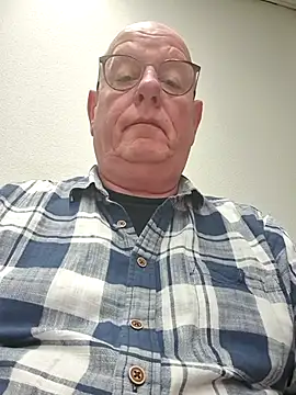 andrejoyfull64 online show from December 19, 7:22 am