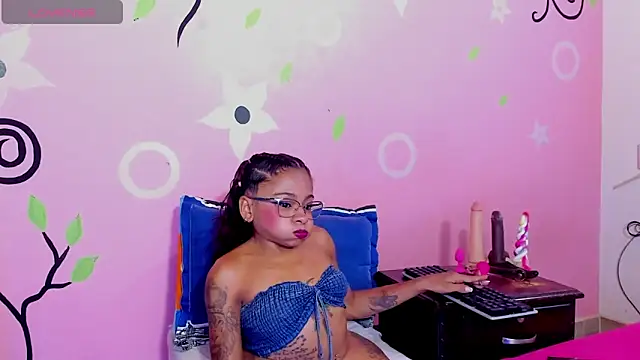 Lauren Hills069 online show from June 1, 11:48 pm