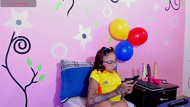 Lauren Hills069 online show from June 18, 12:20 am
