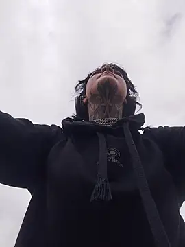 taaylor33 online show from April 19, 1:45 pm