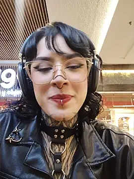 taaylor33 online show from May 15, 11:25 pm