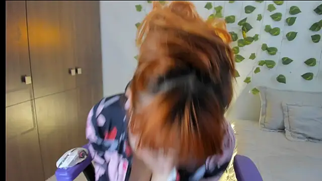 Annie Velas  online show from November 26, 10:10 pm