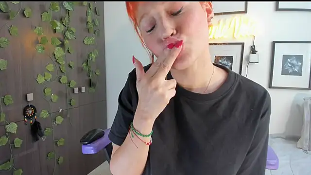 Snapshot of Annie_Velas_ chatting on July 14, 7:53 pm Annie Velas online show from July 14, 7:53 pm