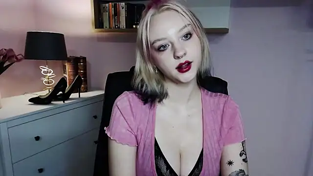 Snapshot of MadelineLust chatting on December 5, 6:49 pm MadelineLust online show from December 5, 6:49 pm