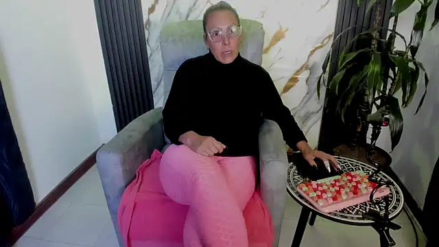 Snapshot of BrendaSex_Hot chatting on February 6, 9:00 pm BrendaSex Hot online show from February 6, 9:00 pm