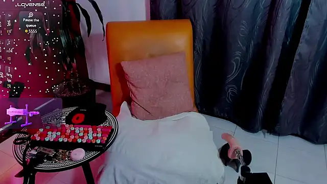 Snapshot of BrendaSex_Hot chatting on October 3, 8:43 pm BrendaSex Hot online show from October 3, 8:43 pm