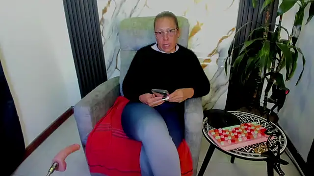 Snapshot of BrendaSex_Hot chatting on February 4, 8:37 pm BrendaSex Hot online show from February 4, 8:37 pm