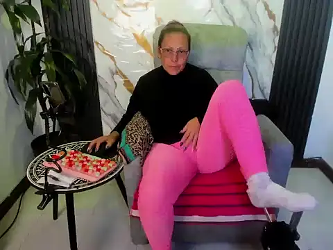 Snapshot of BrendaSex_Hot chatting on February 18, 9:22 pm BrendaSex Hot online show from February 18, 9:22 pm