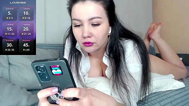 Snapshot of AlexaCruze chatting on December 6, 7:06 pm AlexaCruze online show from December 6, 7:06 pm