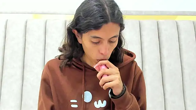 FreyaMoller online show from March 4, 6:59 pm