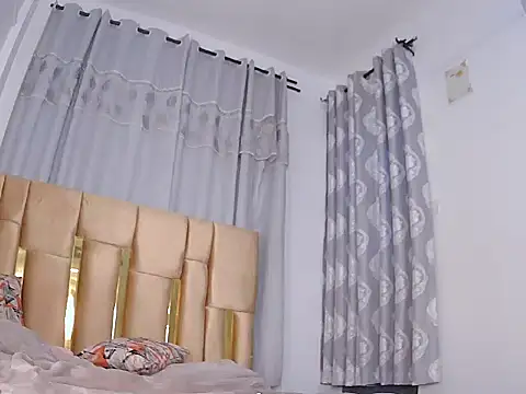 Snapshot of naughty_ebony-queen chatting on July 9, 12:33 am naughty ebony-queen online show from July 9, 12:33 am