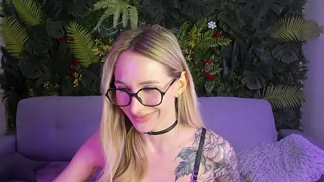 Horny Blond online show from February 14, 9:09 am