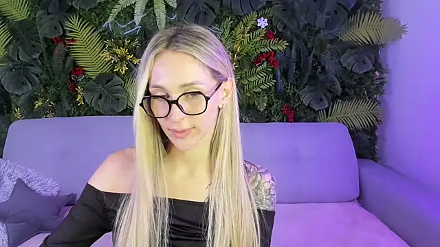 Horny Blond online show from October 7, 8:04 am