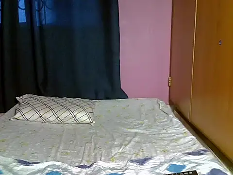 Snapshot of Queen_petite_ chatting on July 2, 4:40 am Queen petite online show from July 2, 4:40 am