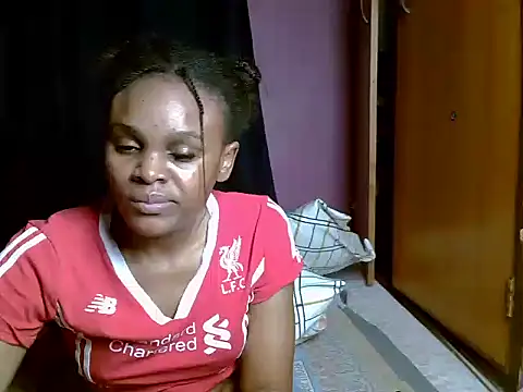 Snapshot of Queen_petite_ chatting on June 28, 4:52 am Queen petite online show from June 28, 4:52 am