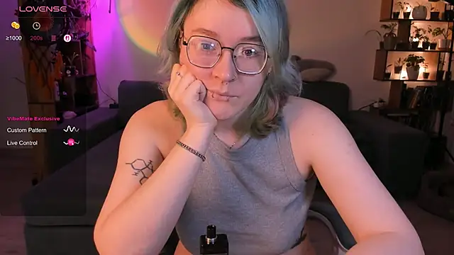 alisahug online show from October 12, 3:46 pm