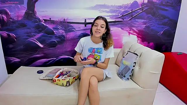 Snapshot of SlimLoves chatting on February 9, 7:41 pm SlimLoves online show from February 9, 7:41 pm