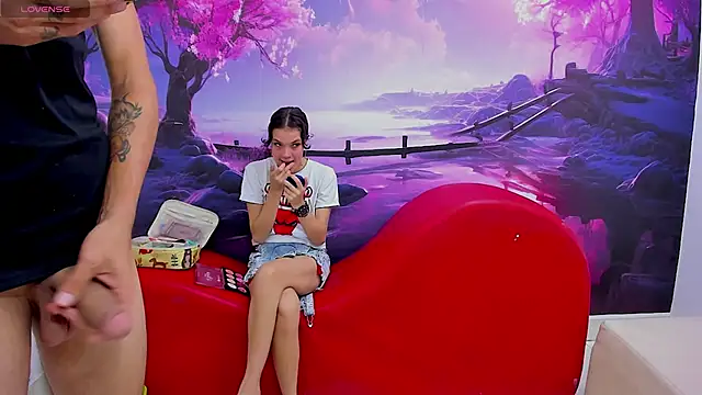 Snapshot of SlimLoves chatting on February 8, 3:52 am SlimLoves online show from February 8, 3:52 am