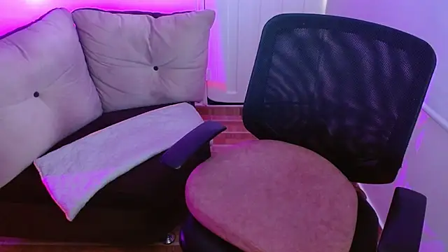 milfrousse online show from February 27, 10:31 pm