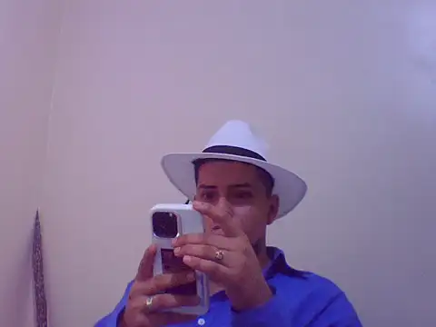 Snapshot of Malandralle chatting on December 5, 1:27 am Malandralle online show from December 5, 1:27 am