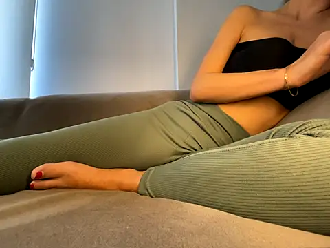 khaaleesiii online show from December 3, 8:14 am