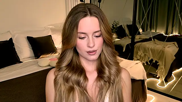 RozzitaBedberry online show from April 3, 1:50 pm