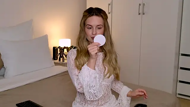 RozzitaBedberry online show from December 21, 12:18 pm