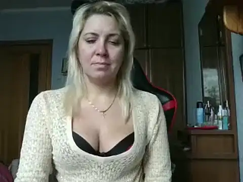 Snapshot of IrinaB1 chatting on November 11, 8:09 am IrinaB1 online show from November 11, 8:09 am